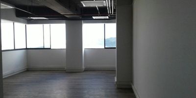 ? Venta de Oficina en el Cable, Manizales ?

¡Excelente inversión en la zona rosa de la ciudad! ?✨

Oficina de 38 m² con 1 baño, aire acondicionado, balcón, cocina equipada y garaje. Disfruta de salón social, gimnasio, canchas de juegos, y una espectacular terraza con vistas panorámicas. Ubicada en plena zona comercial, cerca de avenidas principales, universidades y centros comerciales. Portería 24 horas y ascensor. Ideal para negocios y empresas. ?️?
