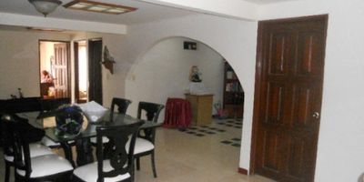 Venta de apto en El Bosque, Manizales

Hermoso apartamento ubicado en el barrio el bosque de la cuidad de Manizales que consta de sala comedor, 4 alcobas, 1 closet, 1 baño, cocina integral, gas, terraza, zona de ropas, patio, piso en ceramica, muy iluminado.
