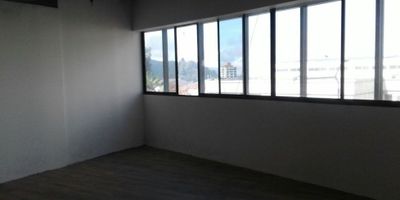 ? Venta de Oficina en el Cable, Manizales ?

Excelente oportunidad de inversión en la zona rosa de la ciudad. ?✨

Oficina de 51.51 m², con 1 baño, aire acondicionado, balcón, cocina equipada y garaje. Incluye salón social, gimnasio, canchas de juegos, y una terraza con vistas panorámicas. Ubicada cerca de avenidas principales, universidades y centros comerciales. Portería 24 horas, ascensor y circuito cerrado de TV. Ideal para negocios y empresas. ?️?
