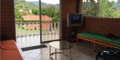 Se vende casa campestre espectacular, con amplias zonas verdes, arboles frutales, jacuzzi privado, casa terminada a puerta cerrada. Clima cálido, condominio privado. 
