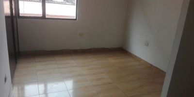 ¡Edificio en Venta en el Centro de Manizales! ?

Aprovecha esta excelente oportunidad de inversión en el corazón de la ciudad. Este edificio de 4 niveles ofrece un gran potencial de rentabilidad y ubicación estratégica, ideal para inversionistas que buscan ingresos múltiples.

Distribución del Inmueble:
En el primer nivel encontrarás 4 locales comerciales, cada uno con su respectivo baño, perfectos para generar ingresos por arriendo.

En el segundo nivel, el edificio cuenta con 4 apartamentos de 2 alcobas, cada uno con baño, zona de ropas, cocina semi integral, gas, calentador y pisos en cerámica.

El tercer nivel ofrece 2 apartamentos más, también de 2 alcobas, con sala comedor, cocina semi integral, baño, zona de ropas y gas domiciliario.

En el cuarto nivel hay otros 2 apartamentos similares, junto a una terraza amplia con una vista encantadora de la ciudad.

Espacio y Comodidad:
Con un área total construida de 740 m², este edificio brinda amplios espacios tanto para uso comercial como residencial.

Ubicación Estratégica:
Ubicado en el centro de Manizales, con fácil acceso a comercios, transporte público y zonas de alto movimiento.

¡No dejes pasar esta oportunidad única en una de las zonas con mayor proyección de Manizales! Contáctanos para más información y agenda tu visita.
