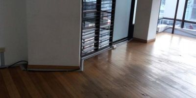 excelente inversión 2 oficina para la venta en un sector cerca a zonas comerciales , consta de 1 nivel , 2 salones grandes de una area 120 mts , 3 baño , cocina semi integral, portería , ascensor , con vista a la calle , piso general en porcelanato y tablilla
