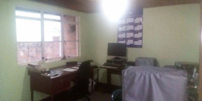 Buena casa en un buen sector de la ciudad, consta de 2 niveles distribuidos así: 

1 nivel: garaje, sala, comedor, cocina sencilla, 1 patio, 1 baño, piso en cerámica,

2 nivel: 4 alcobas, sala comedor, cocina sencilla, 1 baño, la casa es mixta.
