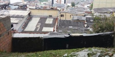 Te presentamos esta hermosa y amplia casa ubicada en la ciudad de Manizales, en el departamento de Caldas. Con una estratégica ubicación, en un área de 306 M2 de terreno y construcción, esta propiedad ofrece comodidad y tranquilidad a sus futuros dueños.

En su interior, encontrarás 10 cómodas alcobas y 3 baños completos, lo que la convierte en una excelente opción para familias numerosas o para aquellos que buscan un espacio amplio y versátil. Además, cuenta con características internas que la hacen aún más atractiva, como su diseño adosado que garantiza la privacidad y la tranquilidad de sus habitantes.

Esta propiedad también cuenta con una biblioteca o estudio, perfecto para aquellos que disfrutan del trabajo o el estudio en casa. Además, su diseño bifamiliar permite incluso tener en la propiedad un espacio dedicado para aquellos que deseen independizarse pero aun así vivir cerca de la familia.

No pierdas la oportunidad de adquirir esta linda casa en Manizales, con todas estas características ideales para una vida cómoda y feliz. ¡Contáctanos y con gusto te brindaremos más información!
