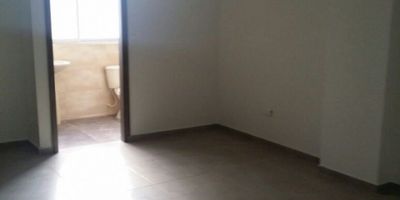 EXCELENTE LOCAL PARA NEGOCIO , consta de 1 nivel , salón de una area de 55 mts , 1 baño , cocina sencilla gas , piso general en cerámica
