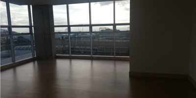 Se alquila oficina muy bien ubicada en el sector palogrande, amplia e iluminada, cuenta con Garaje para oficina y Garaje para visitantes, vigilancia, porteria las 24 horas, salon social, sky lounge, planta electrica, 1 Baño, Piso en general Laminado.

 

 
