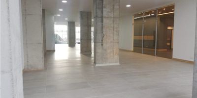 Se alquila Local, muy amplio e iluminado cuenta con terraza, Ascensor, Garaje para oficina y Garaje para visitantes, vigilancia y porteria las 24 horas, salon social, Ascensor, sky lounge, planta electrica y sala de juntas.
