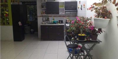 Venta casa con 1vivienda 2 locales comerciales y 1 solar grande para construir, muy buena ubicacion, amplia, espacios bien distribuidos, con posibilidad de contruccion.
