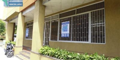 Local para la venta con un área exclusiva de 44.35 metros cuadrados aproximadamente. Ubicado en un sector muy comercial con cercanía a la UPB, a la glorieta de Bulerías, colegios, centros comerciales, supermercados y por quedar sobre vía principal cuenta con fácil acceso a transporte público y a rutas integradas al Sistema Metro. El local se encuentra ocupado actualmente.