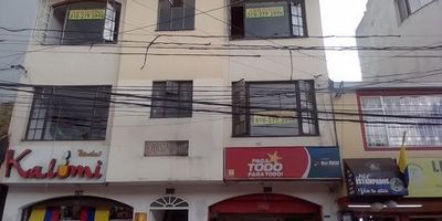 Oficina  en edificio nutivara , piso 3  oficinas 301 - 302 cada una con baño  privado . Este edificio está ubicado a pocos metros del parque principal , alcaldía y notaria. Tramite ,por aseguradora, contar con ingresos a el doble del canon . 