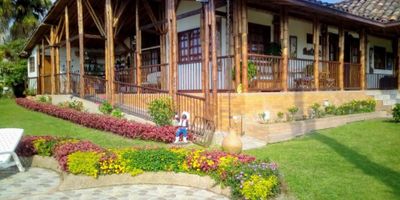 VENTA DE HERMOSA CASA FINCA A 3 KILOMETROS DE VILLAMARIA

Casa finca ubicada a 3 kms de Villamaria, lote de 3200 mts aproximadamente, con casa principal de 375 mts acondicionada para personas mayores o discapacitadas, casa de caseros, bodega, lavandería, parqueadero para 10 vehículos, 5 alcobas, 5 baños, cocina sencilla con acceso directo al salon social, piscina, zona Bbq, zonas verdes, quebrada natural. Casa acondicionada para personas mayores o discapacitadas, con rampas de acceso, barras de seguridad en baños.

 
