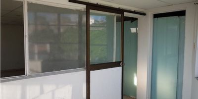 Se alquila local iluminado y amplio consta de 2 Baños, Piso en General en Ceramica y zona de Parqueo. Area construida Aprox 80mts2
