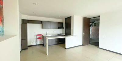 Apartamento en edificio Residencial,con acabados modernos, la cocina es  integral con gabinetes superior e inferior en madera, mesón de la cocina es en cuarzo,estufa a gas, campana extractora de olores, ventana corrediza de la sala comedor en aluminio y vidrio traslucido, habitaciones  con closet   y ventanas con corredizas en aluminio, lavamanos de sobreponer con mesón y  mueble, lavadero con mueble, con accesorios en acero inoxidable
.conjunto Club House, tiene piscina, canchas, zonas verdes, BBQ, celaduría 24 horas, circuito cerrado de TV, ascensor, salón comunal, entre otros.
