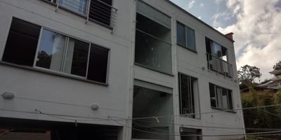 Venta de casa en el Escobero parte baja, amplios y lujosos espacios, excelente iluminación y cerca a todo, cuenta con garaje para 8 carros y varias motos, dos salas, estudio, comedor independiente, cocina en isla, cuarto de lavado, tres habitaciones grandes con vestier y baño, alcoba de huéspedes, sector tranquilo y cerca de todo.