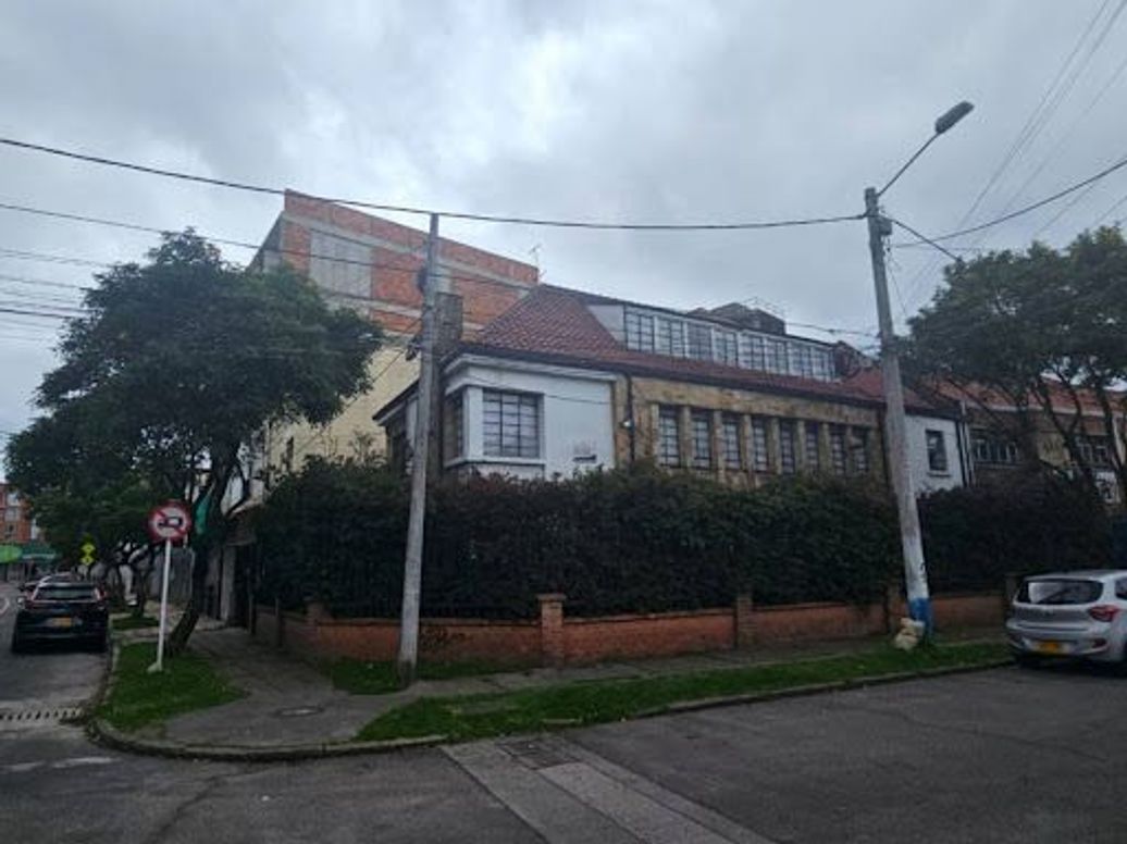 Casa de 13 alcobas en venta en Galerías, Bogotá, 450 m² · foto 2 de 16