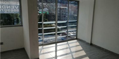 Apartamento luminoso de 3 habitaciones en Villamaría

Oportunidad de vivir en un espacio amplio lleno de luz natural con detalles modernos; este apartamento de 140 m2 en el piso 3 combina confort y funcionalidad para quienes buscan un hogar acogedor en zona estratégica

Descripción de la propiedad
Este apartamento cuenta con tres alcobas iluminadas y un baño completo con calentador de paso; terraza, sala comedor con comedor auxiliar integrado y un amplio closet; cocina integral equipada con gas domiciliario y zona de ropas independiente; los pisos en cerámica y mármol aportan elegancia y fácil mantenimiento

Descripción del entorno y acceso
Ubicado en Villamaría con portería virtual para mayor seguridad; rodeado de centros comerciales y comercio local en una zona mixta residencial y comercial; colegios y universidades cercanos facilitan el día a día de estudiantes y familias; transporte público a pocos pasos conecta con Manizales y alrededores

Contáctanos

Escríbenos por WhatsApp para agendar tu visita sin compromiso y recibir más información sobre este apartamento diseñado para tu estilo de vida; nuestro equipo atenderá tu solicitud de manera rápida y personalizada
