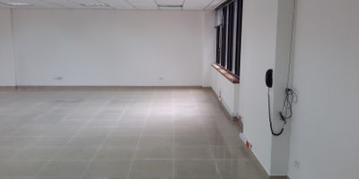 Oficina ubicada en un edificio,en la zona Chapinero, un sector 
comercial, de servicios cerca a transporte publico Sitp y Transmilenio,  parque de lourdes, parque de los hippies, parroquia Nuestra Sra de Lourdes, multiples  restaurantes, entidad bancaria Bbva,Bancolombia facil acceso a vias principales. Este sector estrategico es transitado por un alto flujo peatonal y vehicular. El inmueble cuenta con una excelente distribucion de los espacios, buena iluminacion y ventilacion, ideal para el crecimiento de la empresa. 
