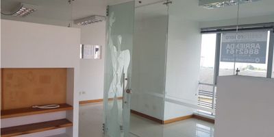 Se Alquila Oficina con acabados Modernos, Muy bien ubicada, amplia, iluminada y con Excelente Vista, cuenta con Ascensor, Piso en General en porcelanato, Garaje cubierto para 2 Vehículos, Vigilancia y Portería. 
