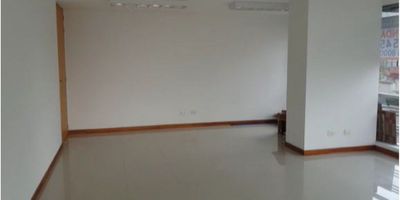 Se Alquila Oficina con acabados Modernos, Muy bien ubicada, amplia, iluminada y con Excelente Vista, cuenta con Ascensor, Piso en General en porcelanato, Garaje cubierto para 1 Vehículo, Vigilancia y Portería. 
