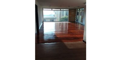 Se Alquila Casa muy bien ubicada, amplia con espacios generosos e iluminada consta de 10 Alcobas, 4 Baños, Salacomedor, Piso en General Madera lacada y zona de Parqueo.
