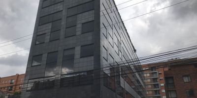 Oficina con vista exterior, iluminada, espacio abierto, pisos en laminado, vista panorámica, luces led, cableado estructurado, edificio con zonas comunes, baños comunes, salones de reuniones, cafetería, vigilancia 24 horas, parqueaderos de visitantes, edificio sobre calle 140, sector comercial.