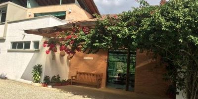 Casa en venta en unidad cerrada, al frente de reserva natural, , con 4 parqueaderos paralelos deck adicionales, 2 cuarto Utiles, jacuzzi, zona bbq, ambiente natural y campestre.