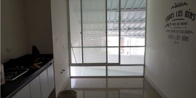 Se Alquila Oficina en un excelente sector, muy bien ubicada, amplia con buena iluminación, consta de 6 Alcobas, 4 Baños, 2 Cocinetas, Piso en General Laminado y piso en las Alcobas Porcelanato.
