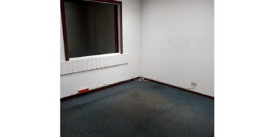 Se Alquila local de 1 Nivel en buenas condiciones, amplio e iluminado, cuenta con  2 Closet, 2 Baños, patio pequeño, Cocineta, zona de ropas, Piso en General en Tablilla y ceramica.
