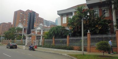 Oficina para venta de 49,84 metros cuadrados aproximadamente distribuidos en dos niveles:  primer nivel de 25,97 metros cuadrados y segundo nivel de 23,87 metros cuadrados aproximadamente con una celda de parqueo cubierta sencilla. El canon incluye la cuota de administración (a su vez incluye acueducto, saneamiento y recolección de basuras) al momento no lleva IVA(19%) que podría cambiar por estar sujeto a la condición tributaria del propietario. Ubicada en Centro Empresarial, que cuenta con portería 24 horas, 2 accesos, sala de juntas, auditorio con capacidad para 70 personas, parqueadero para visitantes cubierto, centro de copiado, cafetería y servicio de lavado de vehículos. Al momento la oficina está arrendada. Es importante tener en cuenta que el valor ordinario de la cuota de administración si se paga hasta el día 15 de cada mes, tiene descuento del 5%, quedando en $596.600.