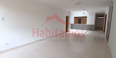 ¡Encuentra tu oasis en la ciudad!
 Ubicada en uno de los sectores más exclusivos de Belén, Malibú, esta hermosa casa de 225m2 te ofrece todo lo que necesitas para sentirte en casa y desconectarte de la agitada vida urbana. Con 4 amplias alcobas, todas con closet empotrado, podrás descansar plácidamente. Su amplia y luminosa sala-comedor con acabados en cerámica te dará la bienvenida. Su cocina integral totalmente equipada hará las delicias de cualquier chef.
 Relájate en su zona de ropas exterior o disfruta del paisaje desde su amplio primer piso. Ubicada a pasos del centro y con fácil acceso, pero alejada del ruido de la ciudad, esta casa te permitirá vivir el estilo paisa en plena urbe.