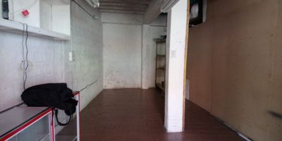 Se Alquila Local bien ubicado y amplio en un excelente sector piso en general es Baldosin.
