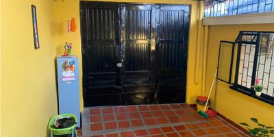 Venta de Hermosa Casa bien ubicada, amplia con excelente iluminacion de 2 Niveles, cuenta con 3 Alcobas y su respectivo closet, 2 Baños, cocina sencilla, gas calentador, terraza, zona de ropas, piso en general en ceramica y Garaje cubierto. 
