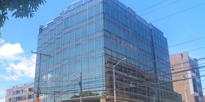 OFICINA EDIFICIO TORRE PARQUE FRANCIA  Calle 105 con 14 Clásica e iluminada oficina de 25 Mtrs2, cuenta con pisos en ceramica,  zona de recepción y 1 baño. Cuenta con vista hacia la Cra 15 y al parque. NO tiene parqueadero.El Edificio cuenta con excelente ubicación, rodeado de bancos, hoteles, Notarias, Centros comerciales,  supermercados, restaurantes y buen comercio. Además, facilidad de transporte y vías principales que la ubican de forma estratégica frente a la Carrera 15 y la Calle 105 y a pocos minutos caminando de la Calle 100. Zona muy tranquila y segura, estrato 6. Recepción y vigilancia las 24 horasValor incluye admon e IVA