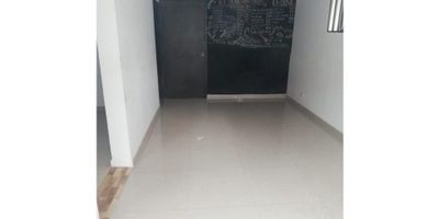 Se Alquila Local muy bien ubicado amplio con excelente distribución iluminado, cuenta con 1 Baño, Cocina sencilla y piso en general en ceramica. 
