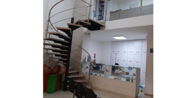 Se Alquila Local comercial muy bien ubicado, iluminado y amplio, cuenta con 1 Baño, piso en general en Porcelanato y porteria
