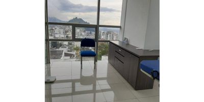 Se Alquila Local comercial muy bien ubicado, iluminado y amplio, cuenta con 1 Baño, piso en general en Porcelanato, Garaje cubierto y porteria.
