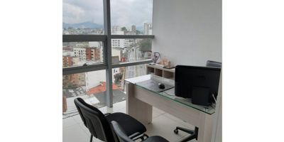 Se Alquila Local comercial muy bien ubicado, iluminado y amplio, cuenta con 3  Baños y 3 divisiones para consultorios,  piso en general en Porcelanato, garaje cubierto y porteria.
