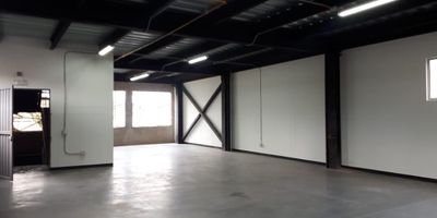 Bodega ubicada en la zona industrial de belen, un sector residencial, comercial, y de servicios cerca de la av. Guayabal, la calle 30, la carrera 65, que conecta con el aeropuerto y la terminal del sur, zonas de comercio como; Motos Honda, chamela, outlets de ropa joy staz. Talleres de mecanica y empresas de fabricacion. Este sector estrategico es transitado por un alto flujo peatonal y vehicular. El inmueble cuenta con una excelente distribucion de los espacios, buena iluminacion y ventilacion, ideal para el crecimiento de la empresa.