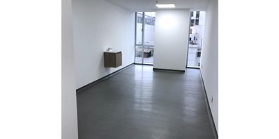 Se Alquila Local amplio e iluminado cuenta con 1 Baño, piso en general en ceramica, Garaje cubierto, zona de parqueo, vigilancia, porteria y  salón social.
