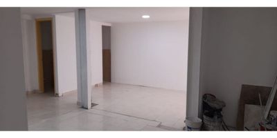 Se alquila casa comercial con muy buenos espacios, iluminada y amplia, cuenta con 1 baño, piso en general en ceramica y zona de parqueo.

Ideal para oficinas o IPS

