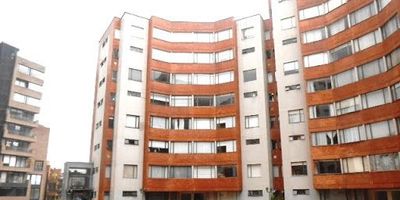 ARRIENDO. Apartamento Duplex 99 metros, Conjunto Nueva Granada, quinto piso, 2 alcobas, estudio, sala comedor, 3 baños, cocina integral con horno, deposito dentro del apartamento, garaje cubierto, El conjunto cuenta con citófono, ascensor, parque infantil, zonas verdes, zona bbq y parqueadero de visitantes.