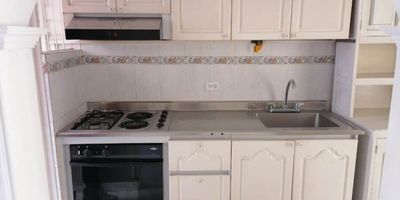 Casa dúplex en arriendo en Medellín, sector Belén Las Violetas, con un área de 140 m², ubicada en una zona residencial tranquila y a pocos minutos de la Universidad de Medellín, lo que la convierte en un lugar estratégico y súper conectado.
La casa cuenta con 3 alcobas, 2 baños, 2 clósets, sala, comedor, cocina integral mixta con extractor y horno, red de gas, calentador a gas, zona de ropas, patio y un jardín Externo que le da ese toque acogedor que siempre suma.
Un espacio amplio, funcional y perfecto para quienes buscan comodidad y un entorno agradable para vivir. Si quieres conocerla, cuadramos la visita al toque.