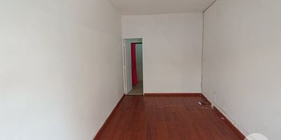 Se arrienda local comercial, cerca del parque de Bello, en vía principal, cuenta con buen transporte, con un baño, reja interna y piso laminado.

Excelente ubicación.