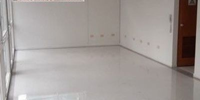 Se arrienda oficina en el barrio versalles, esta ubicado en una zona comercial, donde se encuentran diversos locales como papelerías, droguerías, café internet y zonas bancarias.

 En sus zonas aledañas encontramos el centro comercial pasarela, la terminal  de transportes de cali, la clínica  del seguro social, se encuentra entre dos avenidas principales que es la avenida sexta y la avenida tercera, lo que hace que sea una zona de fácil acceso.