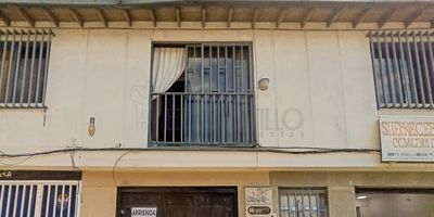 Local comercial piso 1, ubicado en el Sector de belén rosales, en la calle 30, nos ofrece un área de 48 metros aproximadamente, Cuenta con: 1 baño, piso en baldosa y cemento. No cuenta con cocineta, ni con red de gas. 
Los datos de los inmuebles promocionados en la página web están sujetos a cambio y verificación de disponibilidad.
