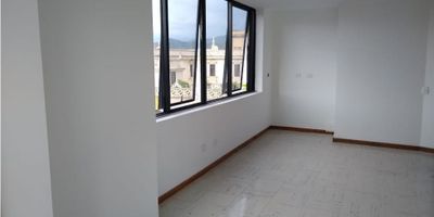 Se Alquila Oficina en excelente sector, amplio y muy bien ubicado cuenta con 1  Baño. piso en general en ceramica y ventanales grandes. 
