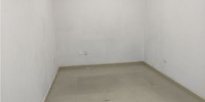 Se Alquila Local muy bien ubicado y amplio cuenta con piso en general en ceramica y cerca al transporte publico, ascensor, Garaje cubierto, porteria y vigilancia. 
