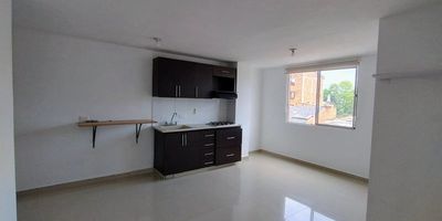 Apartamento en cuarto piso, con excelente iluminación natural. Ubicado cerca de la Carrera 65, la Avenida Guayabal y el centro comercial Outlet de Moda, con fácil acceso a transporte público y a diversas zonas comerciales, ideal para quienes buscan comodidad y conectividad en un solo lugar.