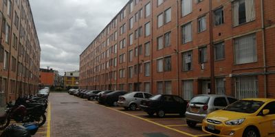 Excelente apartamento en segundo piso, cuenta con buena iluminación, sala comedor, 2 alcobas con closet, pisos laminados, cocina integral con mesón en mármol, 1 baño totalmente enchapado con división en vidrio y espacio para zona de lavandería. Ubicado en Suba Reservado 1.