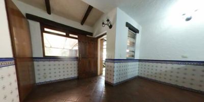 Hermosa casa condominio campestre ubicada en el reconocido Condominio Balcones de Buenavista en Cajicá; amplios variados y numerosos espacios interiores para el confort de los habitantes; el condominio residencial integra una gran cantidad de condominios en una extensa zona verde del sector de Naveta, su gran ambiente campestre hace de la vida de sus habitantes inmensamente tranquila y confortable; en su interior se encuentran estanques de agua con animales de campo y su cercanía con la carretera 45a permite el acceso continuo al condominio.